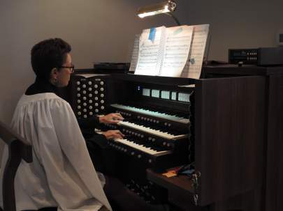 Kathleen on Organ.JPG